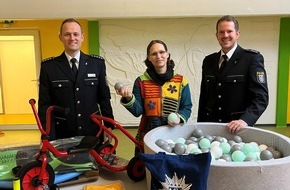 Polizeipräsidium Südosthessen: POL-OF: Polizeipräsidium Südosthessen spendet Spielgeräte an das Kinderhaus "Jona"