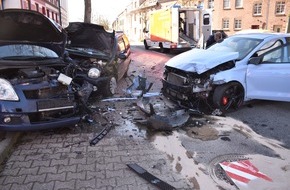 Polizei Mönchengladbach: POL-MG: Schwerer Verkehrsunfall: 55-jähriger Autofahrer ums Leben gekommen