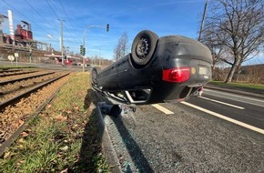 Polizei Duisburg: POL-DU: Beeck: Nach Kollision im Kreuzungsbereich - Auto &uuml;berschl&auml;gt sich