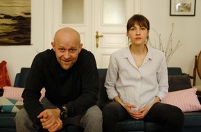 ZDFneo: Neoriginal "Liebe. Jetzt!" - Sechs Kurzgeschichten in Zeiten von Corona / Mit Natalia Belitski, Jürgen Vogel und anderen