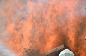 Freiwillige Feuerwehr Olsberg: FF Olsberg: Gro&szlig;brand auf Brennholzlager