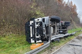 Polizeipräsidium Konstanz: POL-KN: (A81/Deißlingen, Lkrs. RW) Lastwagen kippt bei Unfall auf die Seite - Über fünf Kilometer Stau