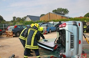 Kreisfeuerwehrverband Dithmarschen: FW-HEI: KFZ-Innung unterstützt Feuerwehren mit Fahrzeugen für die Ausbildung