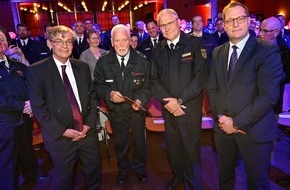 Feuerwehr Bergisch Gladbach: FW-GL: Ehrungen für bis zu 70 Jahre Mitgliedschaft in der Feuerwehr Bergisch Gladbach - Städtische Ehrennadel in Gold für Brandoberinspektor Ralf Martini