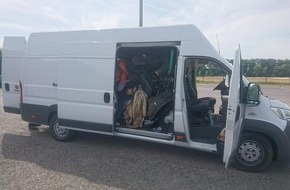 Bundespolizeidirektion Berlin: BPOLD-B: Zerlegte Fahrzeuge in Kleintransporter entdeckt