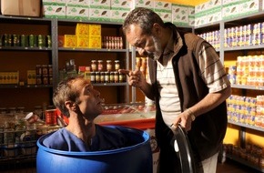SAT.1: Lachen verbindet: Hannes Jaenicke ist  "Allein unter Nachbarn" am 9. Oktober 2012, um 20.15 Uhr in SAT.1 (BILD)