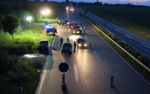 Polizeiinspektion Cuxhaven: POL-CUX: +++ Verdacht des Räuberischen Angriffs auf Taxifahrer +++ Unerlaubtes Entfernen vom Unfallort mit Wohnmobil +++ Großkontrolle von Zoll und Polizei auf der B 437 +++