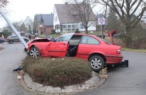 Polizei Minden-Lübbecke: POL-MI: 17-jähriger Autofahrer will sich Polizeikontrolle entziehen und verunfallt