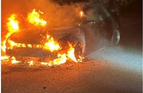 Polizeiinspektion Wilhelmshaven/Friesland: POL-WHV: Nächtlicher Fahrzeugbrand in der Kiebitzstraße - Ursache unklar
