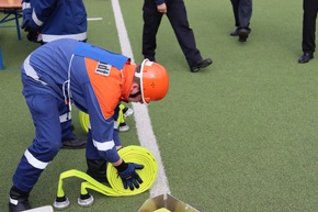 FW-OE: Jugendfeuerwehren beweisen Teamgeist bei landesweiter Leistungsspange in Lennestadt