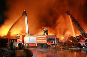 Feuerwehr Essen: FW-E: EVONIK übergibt maßgeschneidertes Großtanklöschfahrzeug an die Essener Feuerwehr