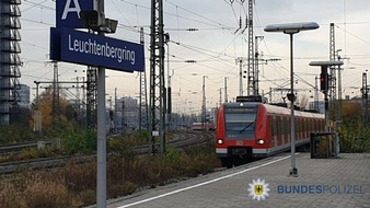 Bundespolizeidirektion M&uuml;nchen: Bundespolizeidirektion M&uuml;nchen: Fahrgast weigert sich auszusteigen / Polizeieinsatz am Leuchtenbergring