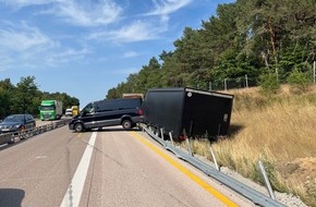 Polizeiinspektion Heidekreis: POL-HK: Bispingen: Unfall: Pedelec übersehen; Soltau / A7: Fahrzeuggespann blockiert nach Unfall die A7 (Foto anbei)