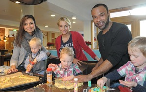 McDonald's Kinderhilfe Stiftung: Adventsüberraschung: Sarah Connor mit X Factor-Kandidaten Nica & Joe im Ronald McDonald Haus Köln (mit Bild)