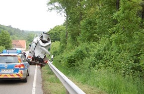 Polizeidirektion Kaiserslautern: POL-PDKL: Betonmischer an Schutzplanke festgefahren - Bergung dauerte mehrere Stunden