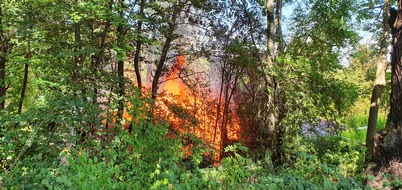 Feuerwehr Stuttgart: FW Stuttgart: Brennende Gartenhäuser in Stuttgart