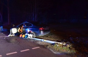 Kreispolizeibehörde Herford: POL-HF: Unfall in der Silvesternacht- BMW schleudert gegen Ampelmasten