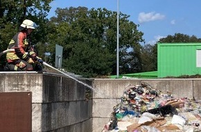 Feuerwehr Norderstedt: FW Norderstedt: Feuerwehr eskortiert Müllfahrzeug