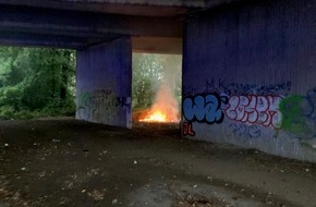 Feuerwehr Gladbeck: FW-GLA: Brennendes Gestrüpp im Bereich der Bahngleise des Bahnhofs-Ost