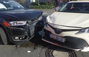 Polizei Hagen: POL-HA: Verkehrsunfall mit drei leichtverletzen Personen in Haspe