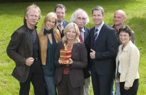 Intersnack Knabber-Gebäck GmbH & Co. KG: Peter Kloeppel, Sabine Postel und Henning Krautmacher präsentieren Nominierungen für den Deutschen Vorlesepreis 2007