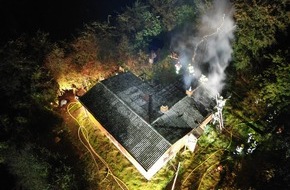 Kreisfeuerwehrverband Lüchow-Dannenberg e.V.: FW Lüchow-Dannenberg: Eigenes Haus angesteckt +++ über 80 Feuerwehrleute im Einsatz