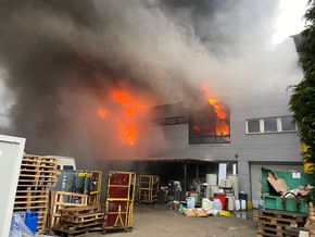 FW-GE: Brennt Lagerhalle an der Engelbertstraße - Großbrand in Resse fordert die Feuerwehr Gelsenkirchen