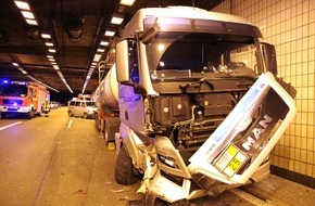 Feuerwehr Essen: FW-E: Verkehrsunfall im A40-Tunnel mit Tankzug und mehreren Pkw, vier Verletzte