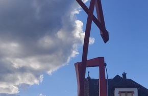 Polizeidirektion Landau: POL-PDLD: Skulptur bemalt/besprüht - Zeugen gesucht