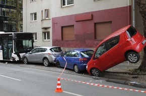 Polizei Bochum: POL-BO: Ungesicherter Bus rollt in Fahrzeuge