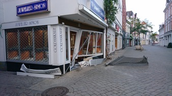 Polizeiinspektion Oldenburg-Stadt / Ammerland: POL-OL: +++ Hoher Schaden nach Blitzeinbruch in Juweliergeschäft +++