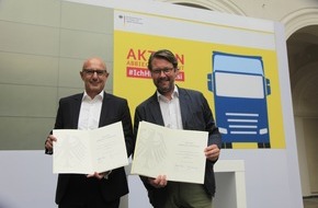 REWE Group: REWE Group Sicherheitspartner der "Aktion Abbiegeassistent" / Verkehrsminister Scheuer überreichte Urkunden in Berlin