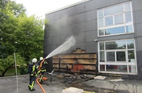 Feuerwehr Mülheim an der Ruhr: FW-MH: Gebäudebrand/Fassadenbrand