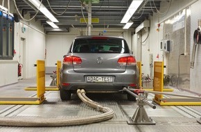 ADAC: Umrüstung von VW-Fahrzeugen im ADAC-Test wirksam / 2-Liter-Diesel im Abgastest: Weniger NOx-Emissionen, keine relevanten Änderungen bei Leistung und Verbrauch nach dem Softwareupdate