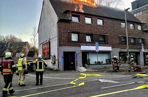 Feuerwehr Neuss: FW-NE: Dachstuhlbrand auf der Viersener Straße | Feuerwehr im mehrstündigen Einsatz