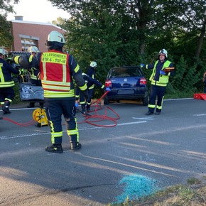 FW Borgentreich: Feuerwehr und Rettungsdienst Alarmübung in Lütgeneder.