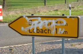 Polizeiinspektion Hameln-Pyrmont/Holzminden: POL-HOL: Ortsausgang Lobach bis zur Ampelkreuzung B 64: Schmierfinken unterwegs - 10 Verkehrszeichen mit Sprühdose beschmiert -