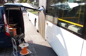 Polizei Minden-Lübbecke: POL-MI: Gelenkbus touchiert geöffneten Kofferraumdeckel