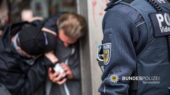 Bundespolizeidirektion München: Bundespolizeidirektion München: Streit um Alkoholika eskaliert: Verkäufer und Beamtin verletzt