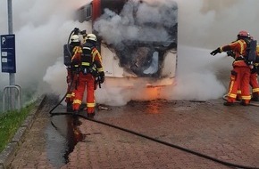 Feuerwehr Düren: FW Düren: Rauchsäule! Motorbrand eines Linienbusses