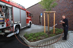 Feuerwehr Essen: FW-E: Rote Autos, blaue Jungs und grüne Daumen
Freiwillige Feuerwehr bewässert Jungbäume im Stadtgebiet