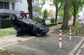 Polizei M&ouml;nchengladbach: POL-MG: PKW kollidiert mit Baum und &uuml;berschl&auml;gt sich