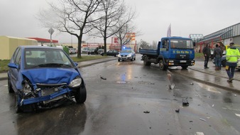 Polizeiinspektion Hameln-Pyrmont/Holzminden: POL-HOL: Holzminden - Gewerbegebiet: Zusammenstoß zwischen PKW und LKW - PKW-Fahrerin leicht verletzt / 10.000,-- EUR Sachschaden -