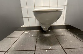 Kreispolizeibehörde Soest: POL-SO: Schulklo gesprengt - Aufsehen an Realschule