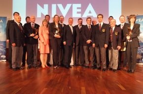 DLRG - Deutsche Lebens-Rettungs-Gesellschaft: NIVEA Delfin zum 20. Mal verliehen / Jubiläum für Lebensretter-Preis