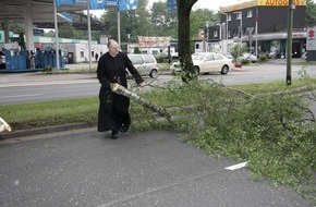 Feuerwehr Essen: FW-E: Wenn der Pater mit der Säge...