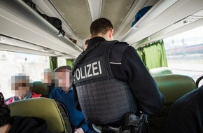 Bundespolizeidirektion München: Bundespolizeidirektion München: Bundespolizei greift 14 Migranten in drei Fernbussen auf