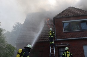 Freiwillige Feuerwehr Gemeinde Schiffdorf: FFW Schiffdorf: Dachstuhlbrand - Feuerwehr kann schlimmeres verhindern