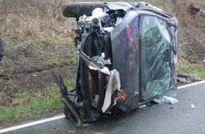Kreispolizeibehörde Höxter: POL-HX: Fiesta kommt von der Fahrbahn ab - Fahrer und Beifahrerin verletzt