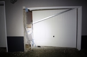 Polizei Minden-Lübbecke: POL-MI: Autofahrer kracht in Garage und flüchtet